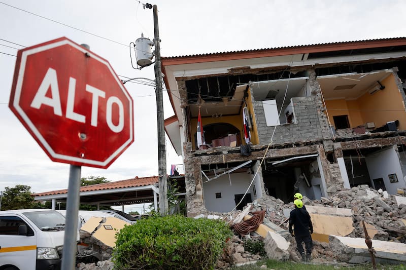 Socorristas observan el edificio de la Gobernación de Penonomé afectado por el sismo de magnitud 7,7 que sacudió el sureste del país.