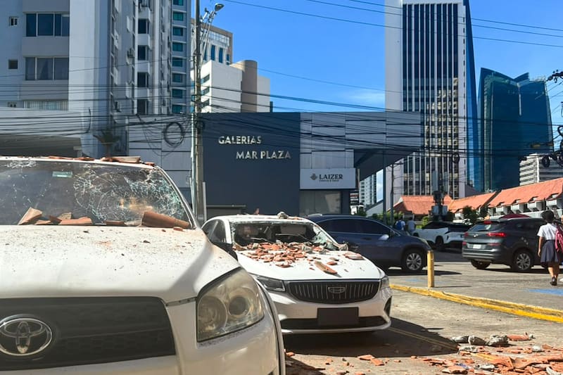 Fotografía de vehículos afectados por restos de un edificio tras un sismo de magnitud 7,7 con una profundidad de 10 kilómetros.