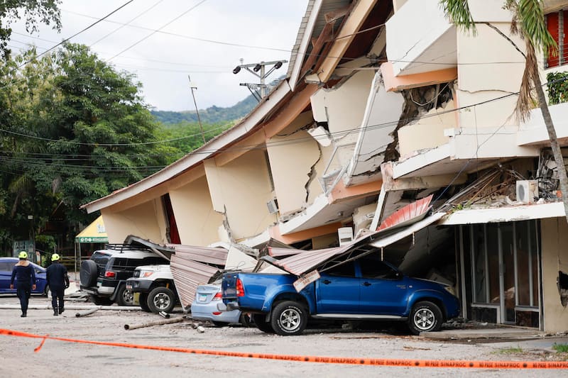 Socorristas caminan frente a una edificación afectada por el sismo de magnitud 7,7 que sacudió el sureste de Panamá.