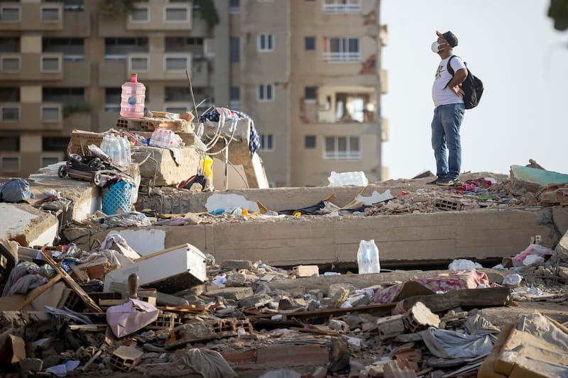 El tiempo de supervivencia varía según la posición en la que quedó atrapada la víctima, el acceso a aire y agua, y su estado de salud previo.