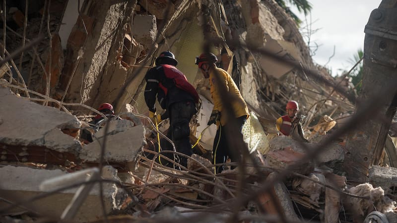 La comunidad internacional refuerza las tareas de rescate y ayuda humanitaria tras los devastadores sismos que sacudieron a Venezuela. (Fuente: EFE/ Boris Vergara).