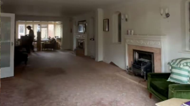 La alfombra tapaba al parqué del piso