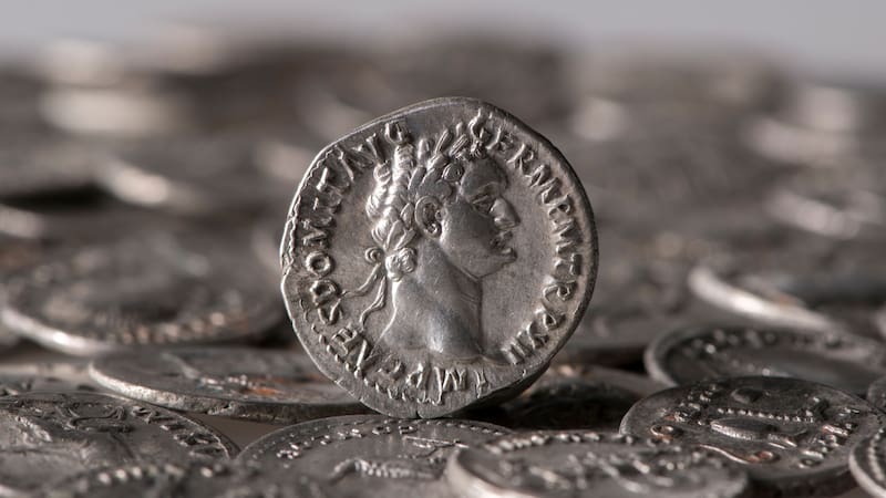 La mayoría de las monedas son de la época de los emperadores flavios y muestran su perfil, como esta, con el del emperador Domiciano.