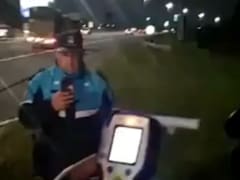 Manejaba alcoholizado por la autopista y chocó a un policía para evitar el control