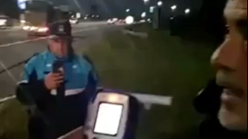 Manejaba alcoholizado por la autopista y chocó a un policía para evitar el control.