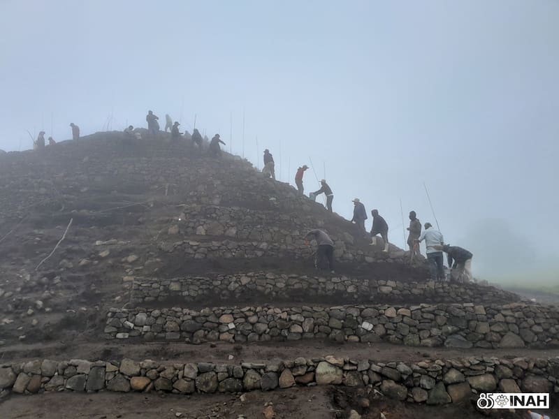 Como parte del Proyecto Arqueológico Teteles de Ávila Castillo, trabajadores de la zona y equípo del INAH limpian el sitio prehispánico Tetelihtic.