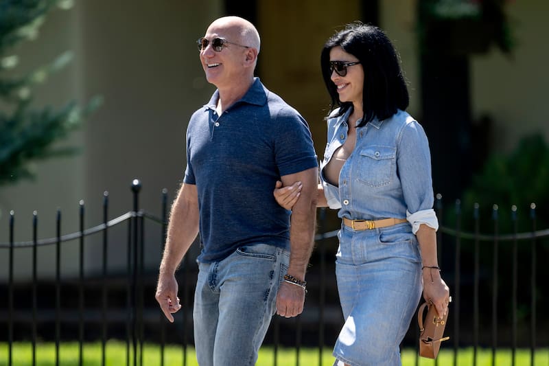 Jeff Bezos y Lauren Sánchez, durante la edición 2024 del "campamento para multimillonarios"