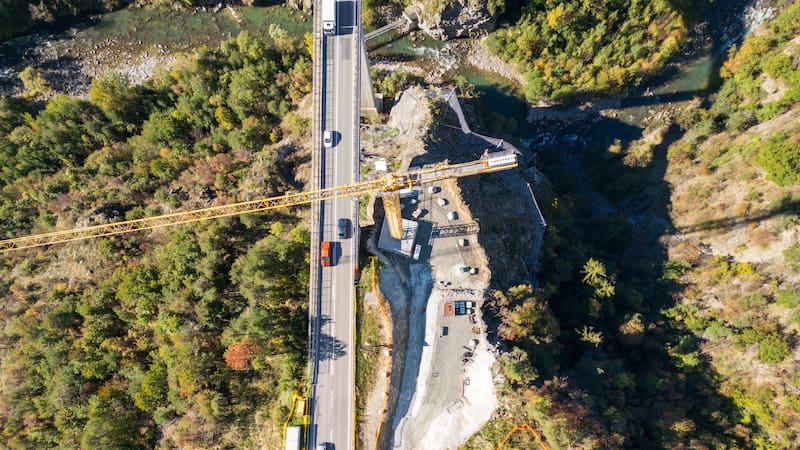 La construcción del Brenner Base Tunnel (BBT) vive un momento decisivo. En septiembre de 2025 se completó la excavación del tramo exploratorio que conecta por primera vez Italia y Austria bajo los Alpes.