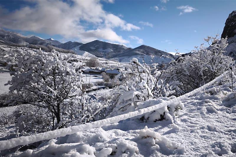 FOTODELDÍA GRAF8797. PUEBLA DE LILLO (LEON) (ESPAÑA), 21/12/2025.- Fotografía donde se observa un temporal de nieve este domingo, en Puebla de Lillo, León (España). EFE/J. Casares