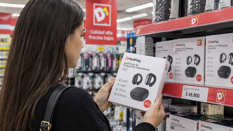 D1 incorporó unos audífonos inalámbricos RedFlag con función de traducción en tiempo real. Cuestan $49.900 y también permiten escuchar música desde el celular.