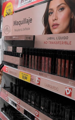 El labial nude de Tiendas D1 es tendencia: este pintalabios de acabado no transferible combina elegancia, precisión y larga duración