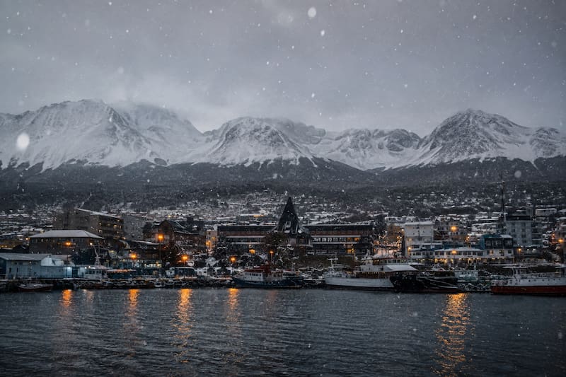 El pronóstico anticipa nieve, aguanieve y lluvia débil durante distintas horas, con temperaturas que se mantendrán entre 0 °C y 2 °C. (Fuente: imagen ilustrativa creada con IA)