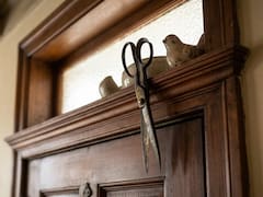Colgar una tijera abierta arriba de la puerta: para qué sirve y por qué recomiendan este poderoso amuleto