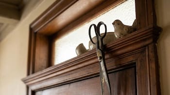 Colgar una tijera abierta arriba de la puerta: para qué sirve y por qué recomiendan este poderoso amuleto