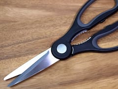 Para qué sirve la parte dentada de algunas tijeras de cocina y cómo usarla correctamente