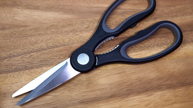 Para qué sirve la parte dentada de algunas tijeras de cocina y cómo usarlo correctamente