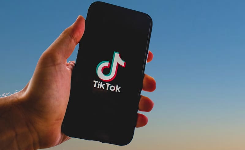 Su compañera de trabajo creó varios perfiles falsos en TikTok utilizando su nombre, imagen y compartiendo información personal sin su consentimiento. (Imagen: Archivo).