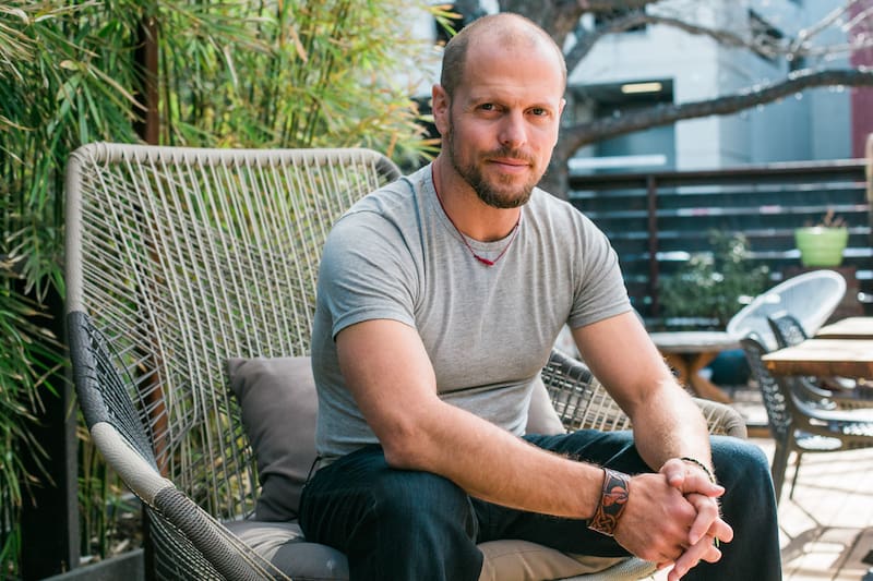El episodio de The Tim Ferriss Show reúne distintas miradas sobre cómo ordenar el tiempo y reducir la complejidad en la vida diaria.