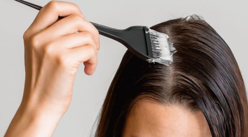 Adiós a las canas para siempre: la mezcla casera libre de tinturas y químicos para cubrirlas en un día.