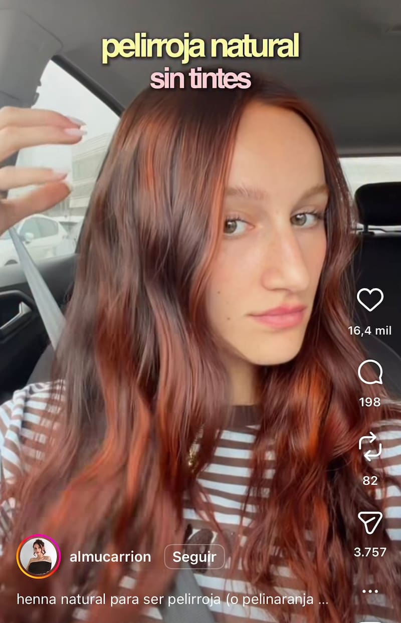 Este tinte natural y sin químicos reconstruye el tono del cabello: devuelve brillo y suavidad.