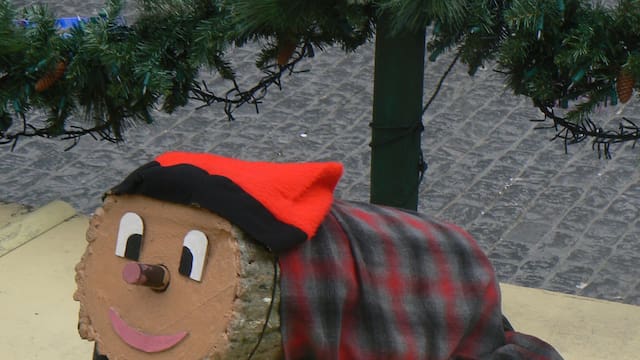 El tió de nadal: la extraña tradición catalana que regala obsequios de una forma muy particular