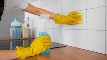 Mezclar agua caliente, bicarbonato y jabón en la cocina: porque lo recomiendan los expertos en limpieza y como usarlo