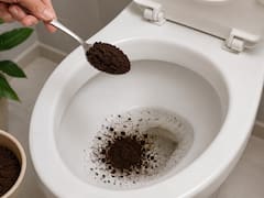 Echar café usado en el inodoro una vez por semana: para qué sirve, por qué se recomiendan tanto y qué beneficio tiene