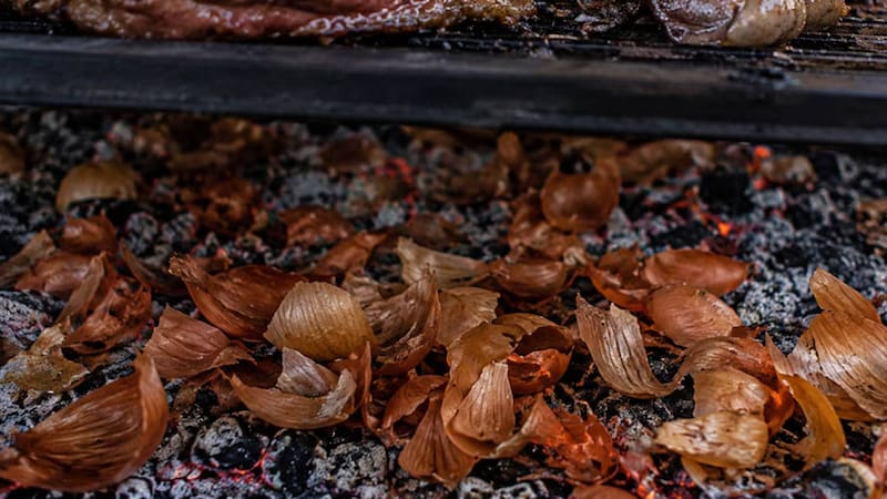 Tirar cáscaras de cebolla sobre las brasas del asado: para qué sirve y por qué lo recomiendan