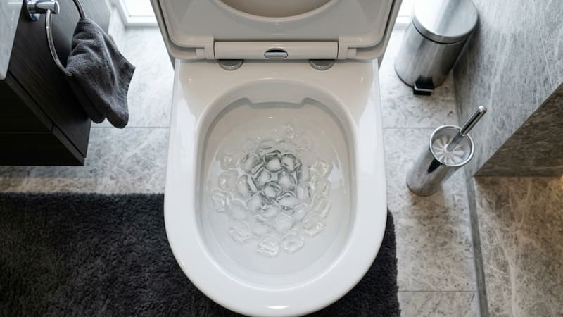 Tirar hielo en el inodoro una vez por semana: para qué sirve y por qué se recomienda