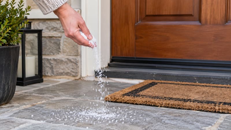 Tirar sal en la entrada también posee usos prácticos, como absorber la humedad del ambiente, servir como barrera ante algunos insectos y usarse para disminuir la formación de hielo en regiones con temperatura bajo cero.