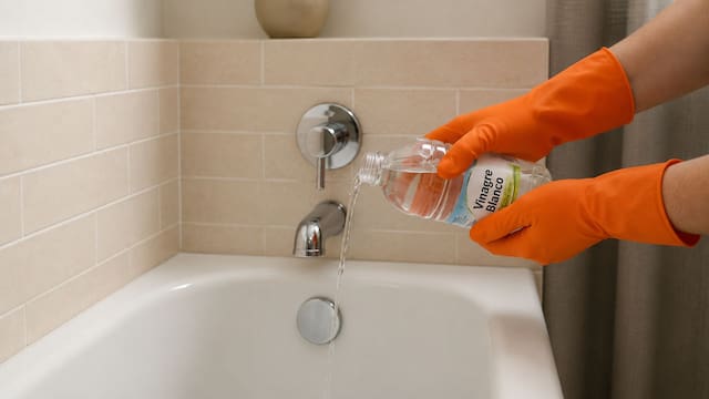 Tirar vinagre en la bañera una vez por semana: por qué lo recomiendan y para qué sirve