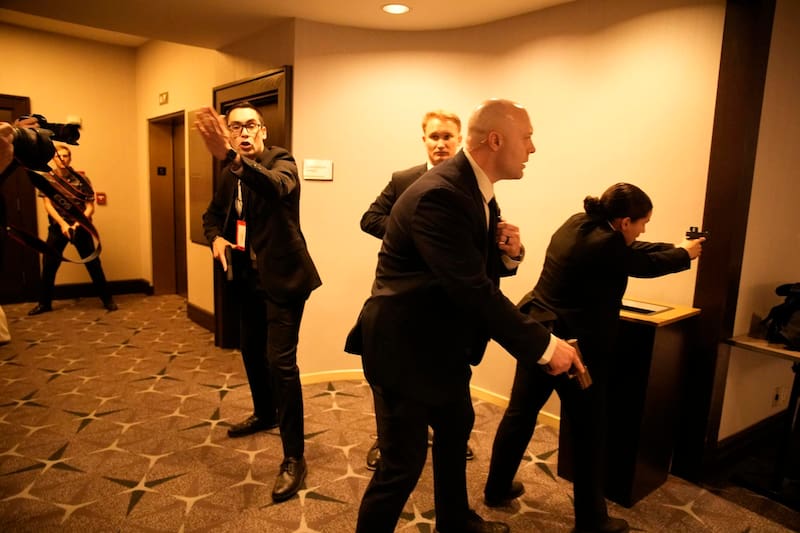 Las escenas dentro del salón de banquetes fueron de caos. Cientos de invitados se refugiaron bajo las mesas.