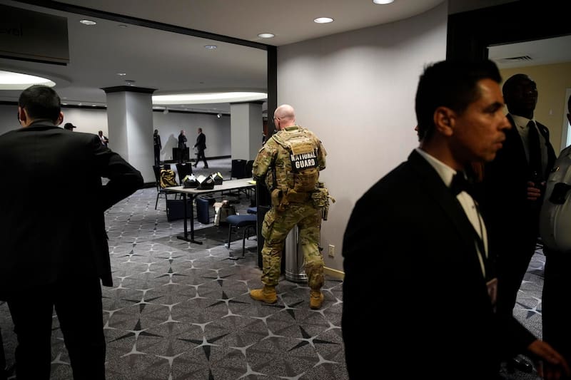 Enseguida, todos los ocupantes de la mesa presidencial fueron evacuados a lugar seguro.