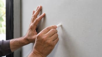 Poner tiza en las paredes: para qué sirve y qué beneficios trae para tu hogar