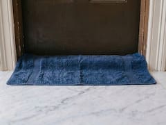 Colocar una toalla debajo de la puerta: para qué sirve y por qué lo recomiendan