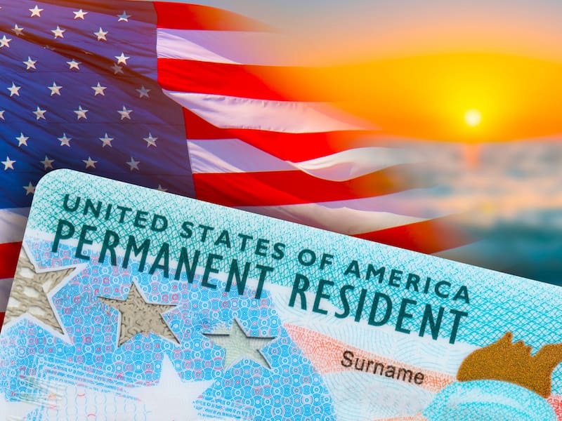 Todos los residentes permanentes que alcancen los 14 años deben tramitar una Green Card nueva.