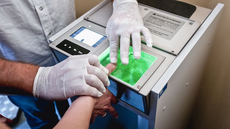 Trámite de la huella digital para cobro de pensión