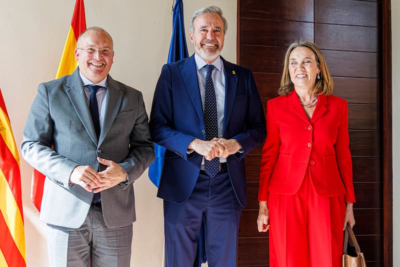 ZARAGOZA, 30/04/2026.-El presidente de Aragón, Jorge Azcón, junto a los portavoces del PP Cuca Gamarra y Miguel Tellado, tras su toma de posesión como presidente de Aragón este jueves en el Palacio de La Aljafería en Zaragoza.-EFE/ Javier Belver