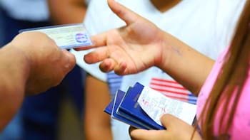 Estados Unidos bloqueará el ingreso y salida del país a ciudadanos y extranjeros con el pasaporte en estas condiciones