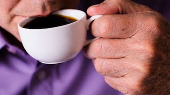 Los médicos lo recomiendan: tomar una taza de café al día ayuda a prevenir la demencia, el Alzheimer y fortalece la memoria