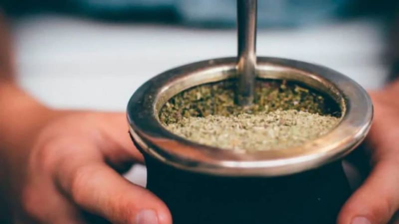 Tomar mate con yuyos es una práctica habitual en Argentina. Incluso, hay yerbas que incluyen este adicional.