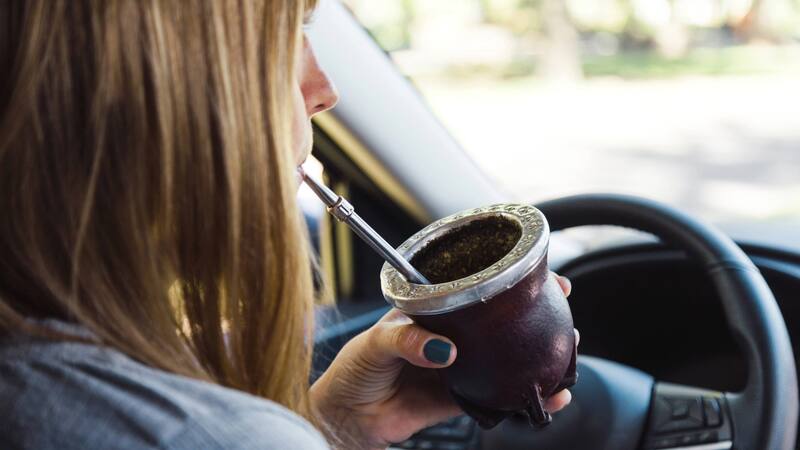 Algunas jurisdicciones aplican fuertes multas por considerar que tomar mate y manejar es "conducción insegura". Foto: Shutterstock.