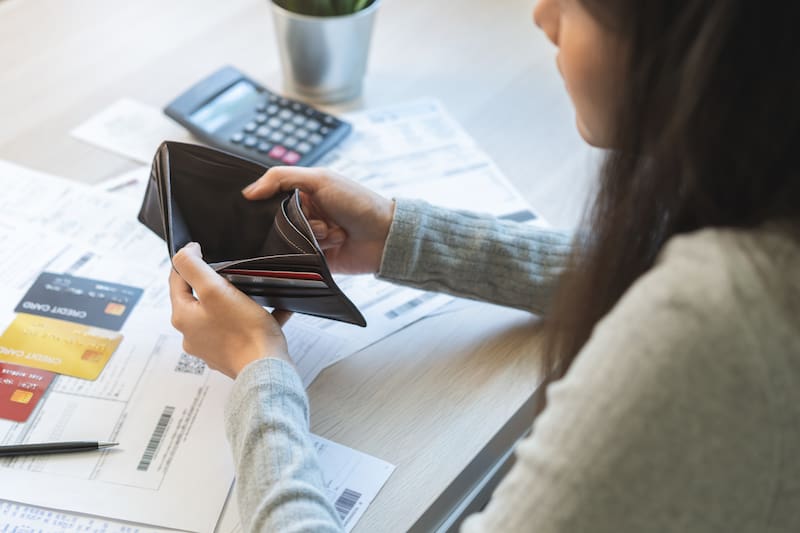 Tomar nuevos créditos para pagar deudas puede indicar un desequilibrio financiero.