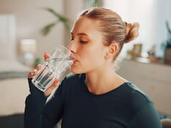 Para qué sirve tomar agua antes del eclipse y por qué recomiendan mantenerse hidratado durante todo el fenómeno