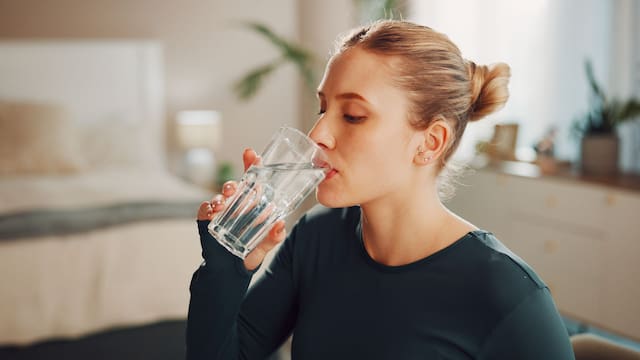 Para qué sirve tomar agua antes del eclipse y por qué recomiendan mantenerse hidratado durante todo el fenómeno