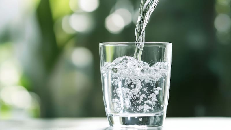 Mantener una buena hidratación es fundamental para el cuidado de la salud.