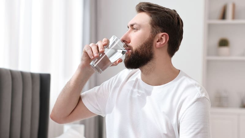 Los especialistas recomiendan beber de 1 a 3 litros de agua diarios.