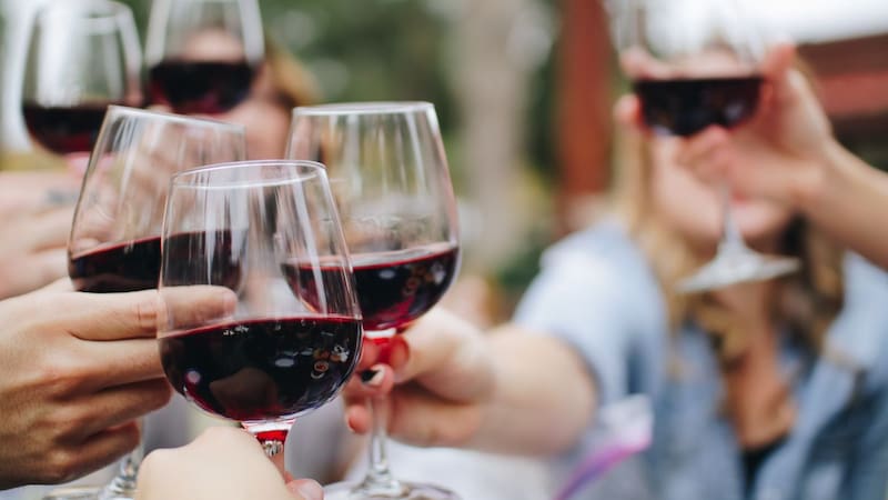 Tomar una copa de vino por la noche: para qué sirve y por qué el mito dice que es bueno para la salud