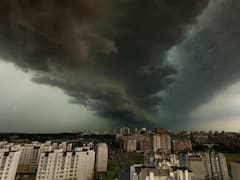 Un gran muro de agua gris partirá el cielo en dos este jueves: advierten por diluvio torrencial, ráfagas de viento intensas y hasta posibles tornados