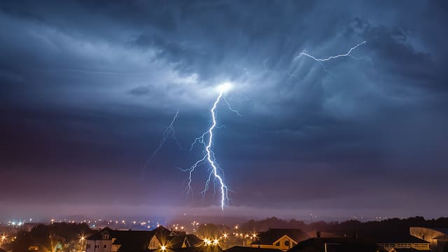 Se viene un muro de nubes negras con tormentas eléctricas y ráfagas de viento: lluvias intensas en estas zonas del país